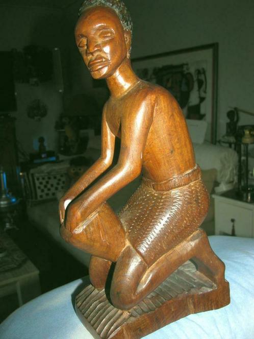gedetailleerd mooi houtsnijwerk uit afrika 33 cm, Antiquités & Art, Art | Art non-occidental, Enlèvement ou Envoi