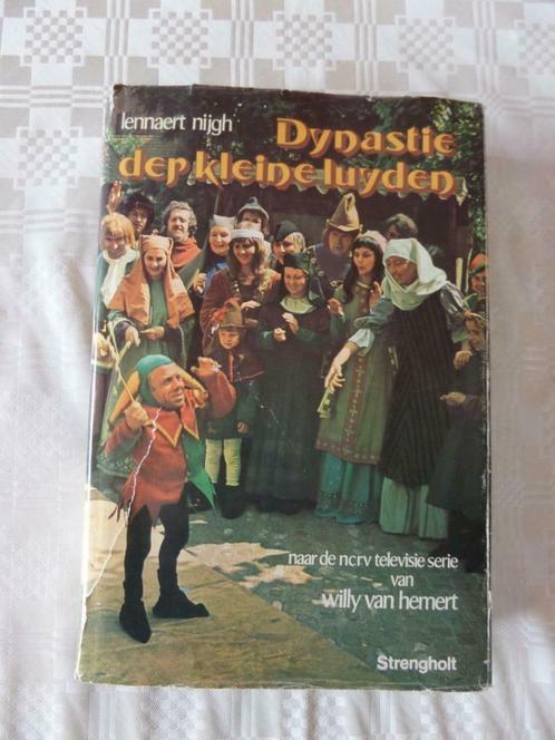 Boek 'Dynastie der kleine luyden', Boeken, Sprookjes en Fabels, Gelezen, Ophalen of Verzenden