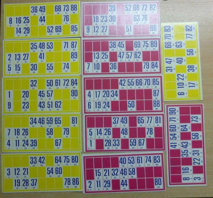 12 kartonnen bingokaarten met rode cijferschijfjes, Hobby en Vrije tijd, Gezelschapsspellen | Overige, Gebruikt, Ophalen of Verzenden