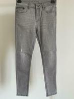 Lichtgrijze jeans met ritsje aan rechterzak, Kleding | Dames, Spijkerbroeken en Jeans, ANDERE, Verzenden, Nieuw, W28 - W29 (confectie 36)