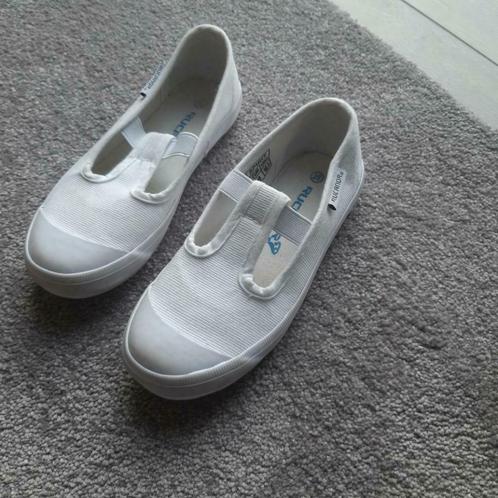 Bijna nieuwe turnschoenen  - neutrale zool - Maat 29, 30, 31, Kinderen en Baby's, Kinderkleding | Schoenen en Sokken, Nieuw, Sportschoenen