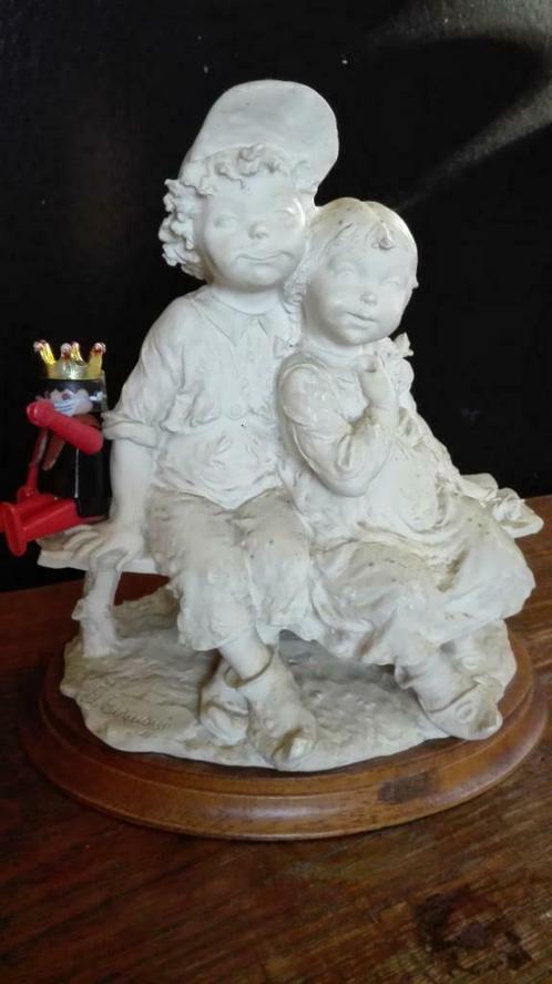 16) giuseppe armani Samen genietenop bank, Antiek en Kunst, Kunst | Beelden en Houtsnijwerken, Ophalen of Verzenden
