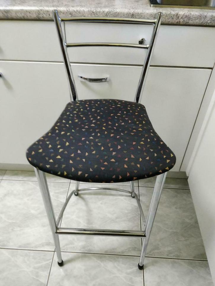 Kruk / barkruk met rugleuning - Zeer goede staat, Huis en Inrichting, Barkrukken, Gebruikt, 60 tot 90 cm, Kunststof, Metaal, 1 kruk