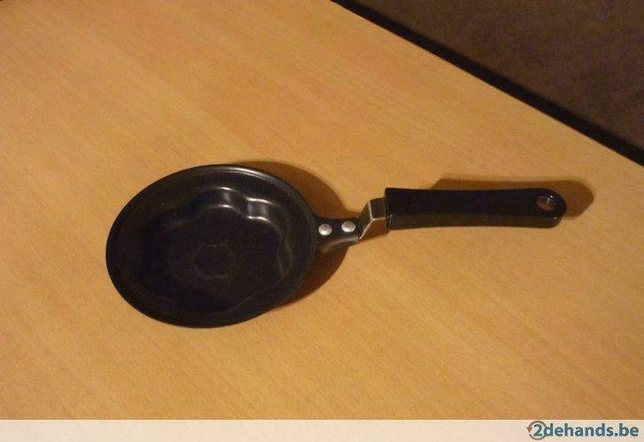 Klein Omelet pannetje pan bloemvorm  12 x 26 cm, Huis en Inrichting, Keuken | Potten en Pannen, Gebruikt, Ophalen of Verzenden