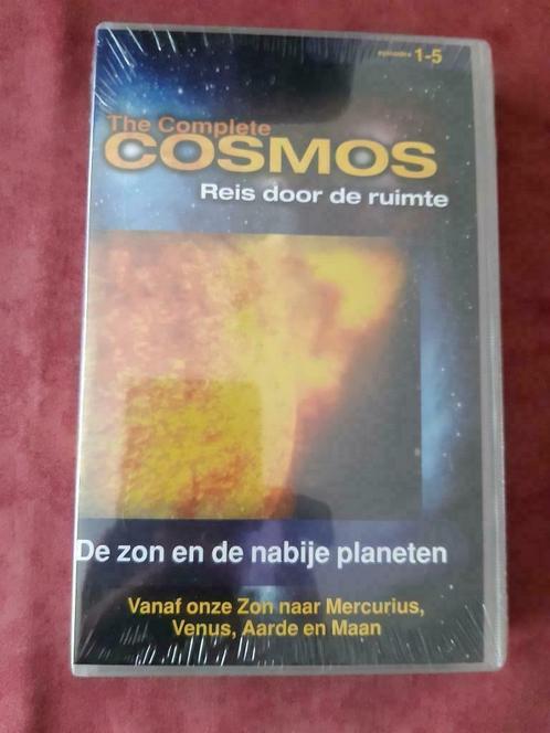 video - The Complete Cosmos - Reis door de ruimte, Cd's en Dvd's, VHS | Documentaire, Tv en Muziek, Nieuw in verpakking, Documentaire