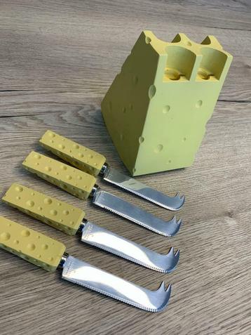 4 couteaux à fromage dans leur socle « fromage », Comme neuf