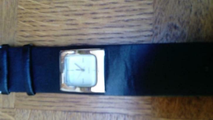 Damesuurwerk rechthoekig op namaakleder, Handtassen en Accessoires, Horloges | Dames, Nieuw, Polshorloge, Overige materialen, Kunststof