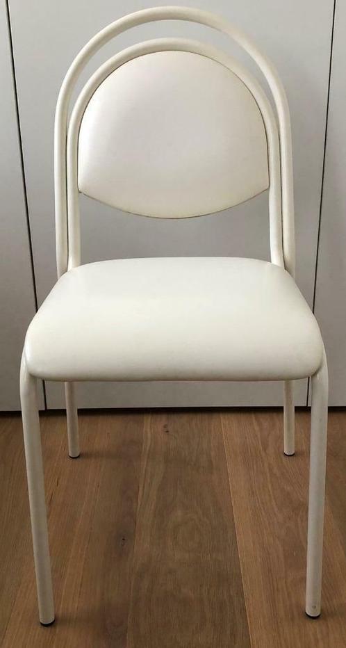 Stevige witte stoel – metalen frame - afwasbare bekleding, Huis en Inrichting, Stoelen, Gebruikt, Eén, Kunststof, Metaal, Wit