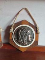 2 religieuze hangers met christus en maria  houten plaat met, Antiek en Kunst, Ophalen