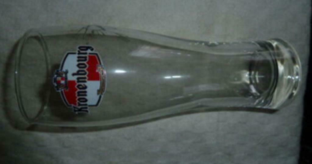#A bier glas KRONENBOURG met opdruk van " gat in een glas ", Ophalen of Verzenden, Nieuw, Bierglas