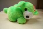 pluche hond / puppy fluo groen = knuffel 18cm lang, Kinderen en Baby's, Ophalen of Verzenden, Zo goed als nieuw, Hond