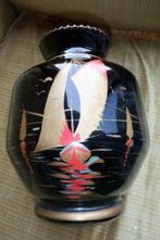 zwarte vaas met zeilboot, Huis en Inrichting, Woonaccessoires | Vazen, Minder dan 50 cm, Zo goed als nieuw, Zwart, Ophalen