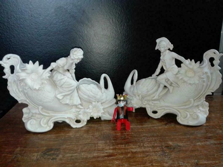 95) 2 oude (biscuit) beeldjes Vrouw + man met zwaan, Antiek en Kunst, Kunst | Beelden en Houtsnijwerken, Ophalen of Verzenden