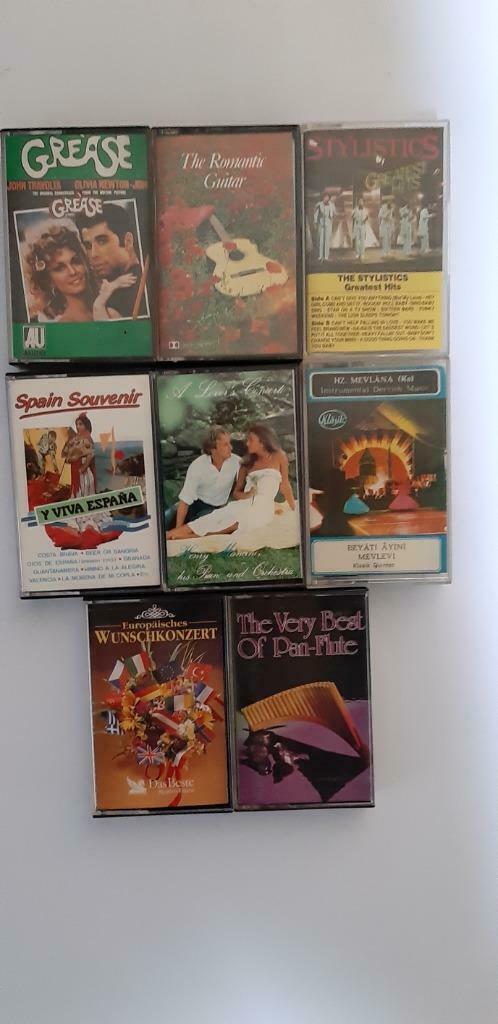 lot van 8 muziekcassettes, Cd's en Dvd's, Cassettebandjes, Voorbespeeld, Verzamelalbums, 2 t/m 25 bandjes, Met bewaardoos, rek of koffer