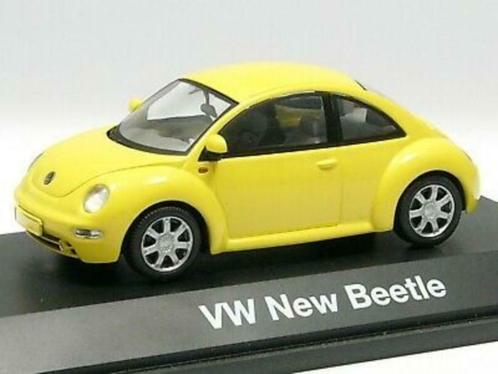 1:43 Schuco 04532 Volkswagen New Beetle 1997-2005 geel, Collections, Marques automobiles, Motos & Formules 1, Comme neuf, Voitures