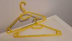 2 vintage, felgele kleerhangers, Ophalen of Verzenden