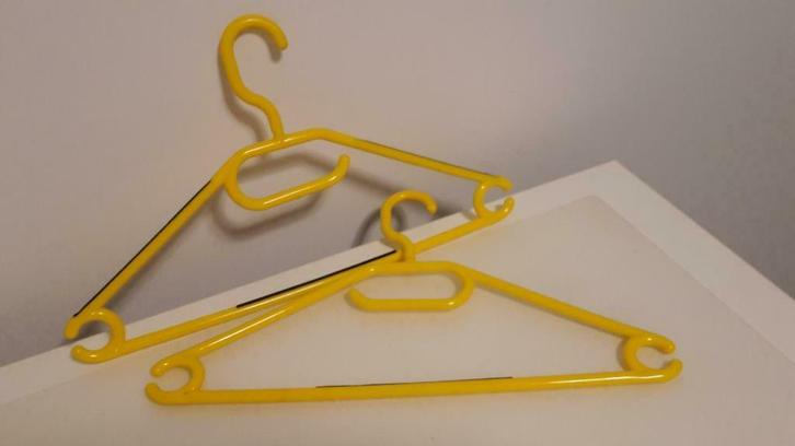 2 vintage, felgele kleerhangers, Antiek en Kunst, Curiosa en Brocante, Ophalen of Verzenden