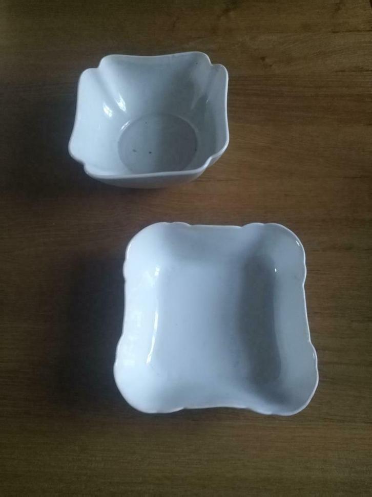 Oude vierkante witte schaal 20 cm zijkant, Huis en Inrichting, Keuken | Servies, Gebruikt, Kom(men), Boerenbont, Aardewerk, Ophalen