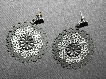 Zwart met zilveren oorhangers beschikbaar voor biedingen