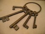 OUDE EMMER MET 5 GROTE IJZERSLEUTELS / 19e, Ophalen of Verzenden