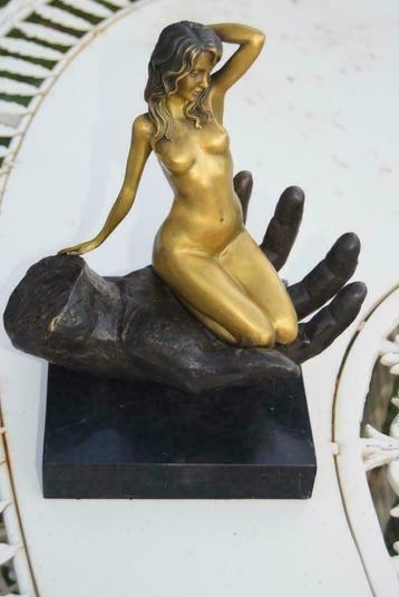 Bronzen beeld gesigneerd op marmeren sokkel beschikbaar voor biedingen