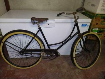 Vintage dames oldtimerfiets beschikbaar voor biedingen