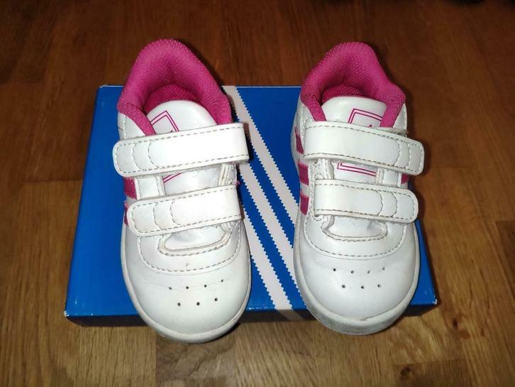 Schattige adidas sneakers adidas meisjes NIEUWSTAAT  maat 20, Kinderen en Baby's, Kinderkleding | Schoenen en Sokken, Zo goed als nieuw