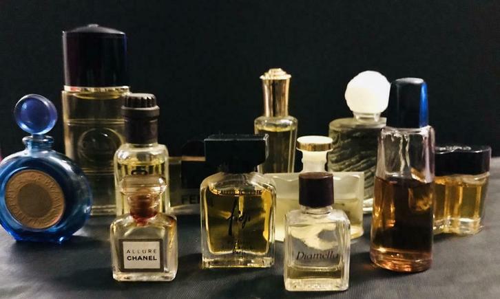 Lot de 25 x miniatures de parfums et EDT, Verzamelen, Parfumverzamelingen, Zo goed als nieuw