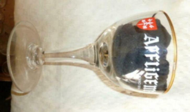 #A bier glas AFFLIGEM zwaar model op hoge voet Brij De Smedt, Verzamelen, Glas en Drinkglazen, Gebruikt, Bierglas, Ophalen of Verzenden
