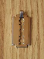 superbe pendentif Bruce en forme de lame de rasoir en acier, Handtassen en Accessoires, Overige materialen, Overige voorstellingen