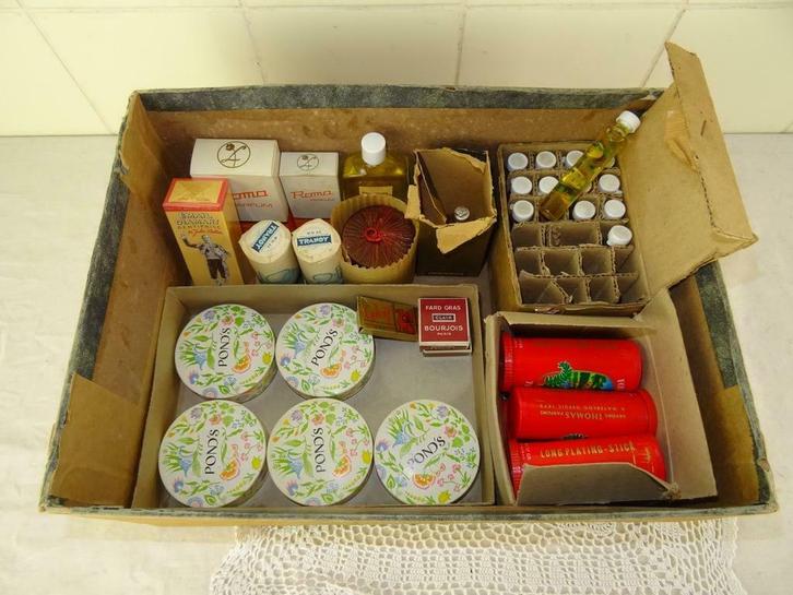 Collectie vintage cosmetica producten nieuw 1979 rare object, Handtassen en Accessoires, Uiterlijk | Cosmetica en Make-up, Zo goed als nieuw