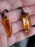 Deux pendentifs en ambre de la Lituanie, Avec pierre précieuse, Brun, Enlèvement ou Envoi, Neuf