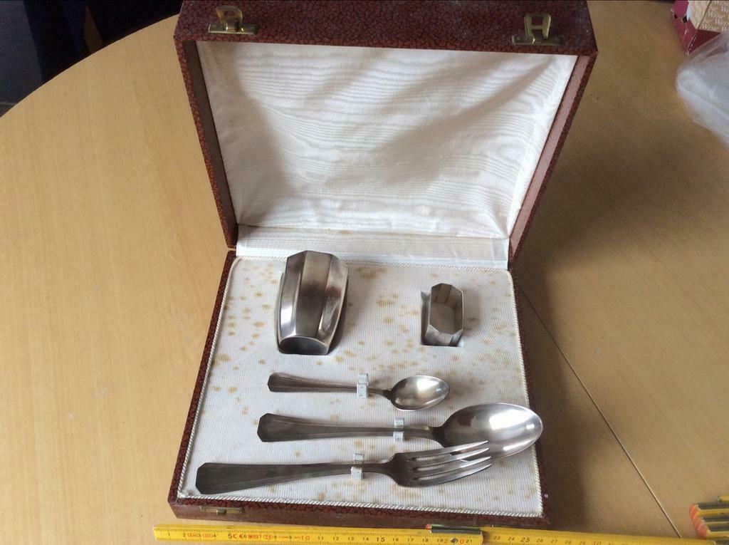 Ensemble de couverts en métal argenté (et boîte)