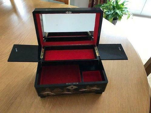 Boîte à bijoux &musique en bois laqué noire à décor japonais, Handtassen en Accessoires, Beautycases, Gebruikt, Ophalen of Verzenden