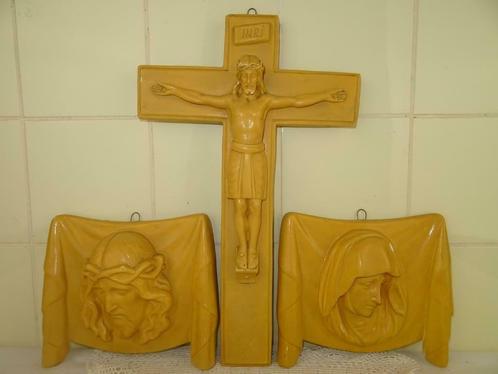 Antiek kruis antiek kruisbeeld Antiek drieluik van gips 1900, Antiek en Kunst, Antiek | Religieuze voorwerpen, Ophalen of Verzenden