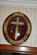Zeer oud crucifix achter een bol glas , 19de eeuw, Enlèvement ou Envoi