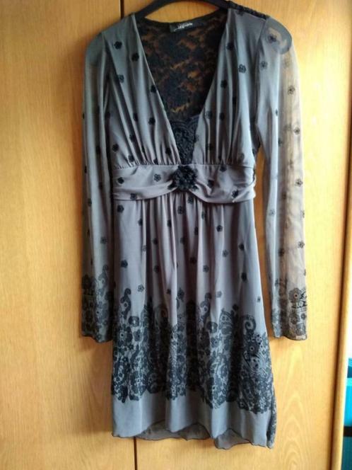 Leuk kleedje van het merk Legende, Kleding | Dames, Jurken, Gedragen, Maat 38/40 (M), Grijs, Knielengte, Ophalen of Verzenden