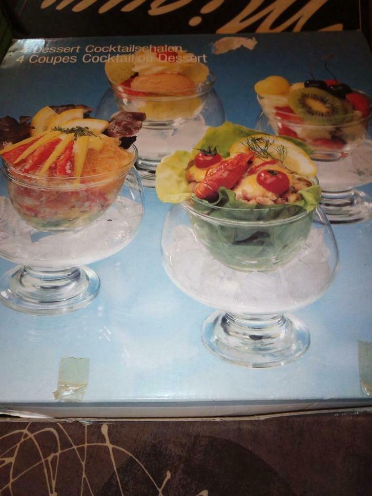 4 coupes cocktail ou a dessert, Maison & Meubles, Cuisine | Vaisselle, Neuf, Récipient(s), Autres styles, Verre, Enlèvement