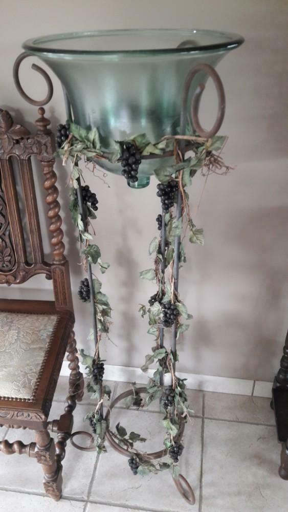 Smeedijzeren zware staander met zware glazen stolp, Antiek en Kunst, Antiek | Kandelaars, Glas, Ophalen