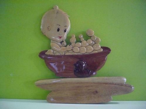 prachtig vintage houten tafereel baby in bad muurdecoratie, Antiquités & Art, Curiosités & Brocante, Enlèvement ou Envoi