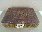 Boîte à bijoux ancienne boîte à bijoux en bois recouverte de, Antiquités & Art, Enlèvement ou Envoi