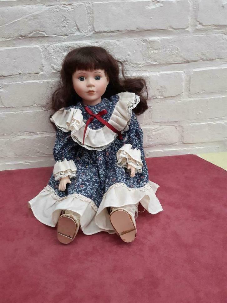 porseleinen pop met bruine krullen, Verzamelen, Poppen, Zo goed als nieuw, Pop, Ophalen of Verzenden