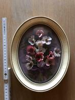 Zeer oude houten ovale kader met bol glas zijden bloemen, Ophalen of Verzenden, Zo goed als nieuw