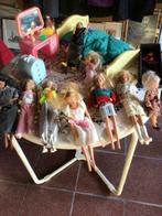 Lot van 9 Barbie poppen jaren 60 met slaapkamer en accessoir