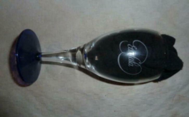 Water glas EAULALA op blauwe voet, Verzamelen, Glas en Drinkglazen, Zo goed als nieuw, Waterglas, Ophalen of Verzenden