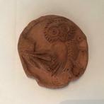 Terracotta tegeltje uil, handgemaakt, Antiek en Kunst, Ophalen of Verzenden