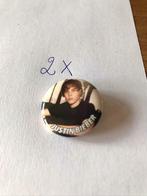 2 mooie pins Justin Bieber, Collections, Comme neuf, Autres sujets/thèmes, Enlèvement ou Envoi, Insigne ou Pin's