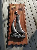 Metalen boot op houten plank - H 40 cm - L 16,5 cm, Ophalen of Verzenden