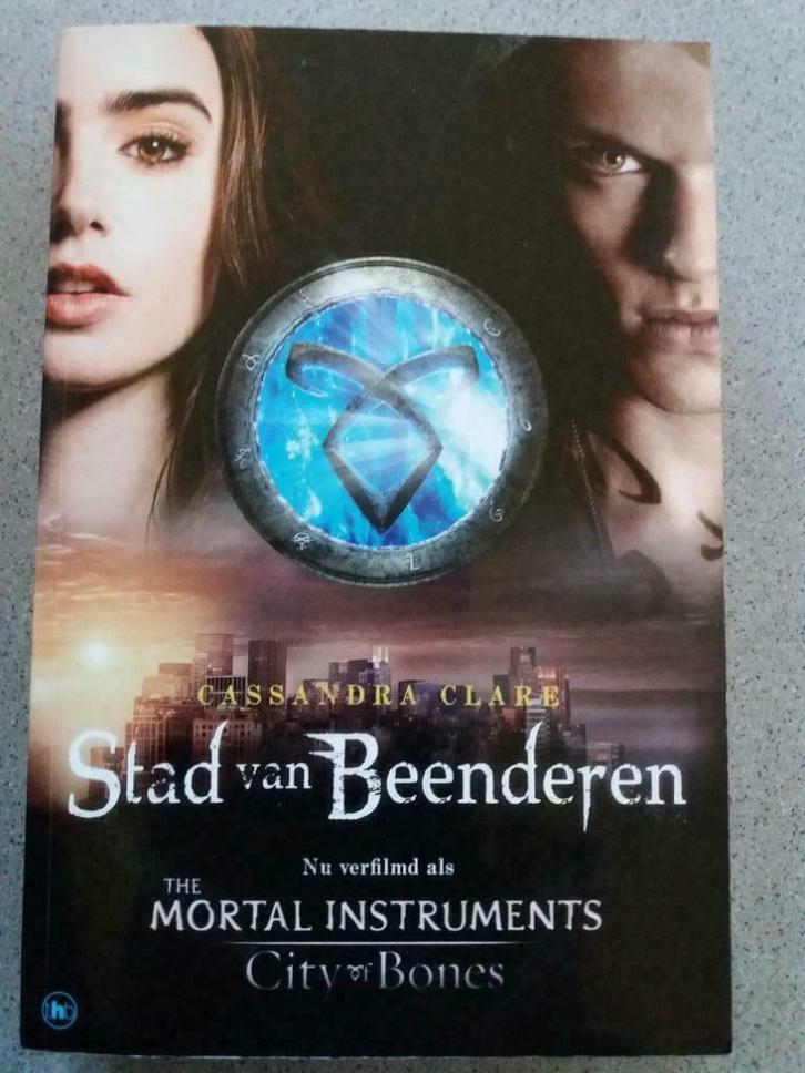 Stad van Beenderen, Cassandra Clare, Boeken, Fantasy, Gelezen, Ophalen of Verzenden