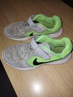 Lichtgrijze loopschoenen Nike - maat 35, Gebruikt, Ophalen of Verzenden, Nike, Jongen of Meisje
